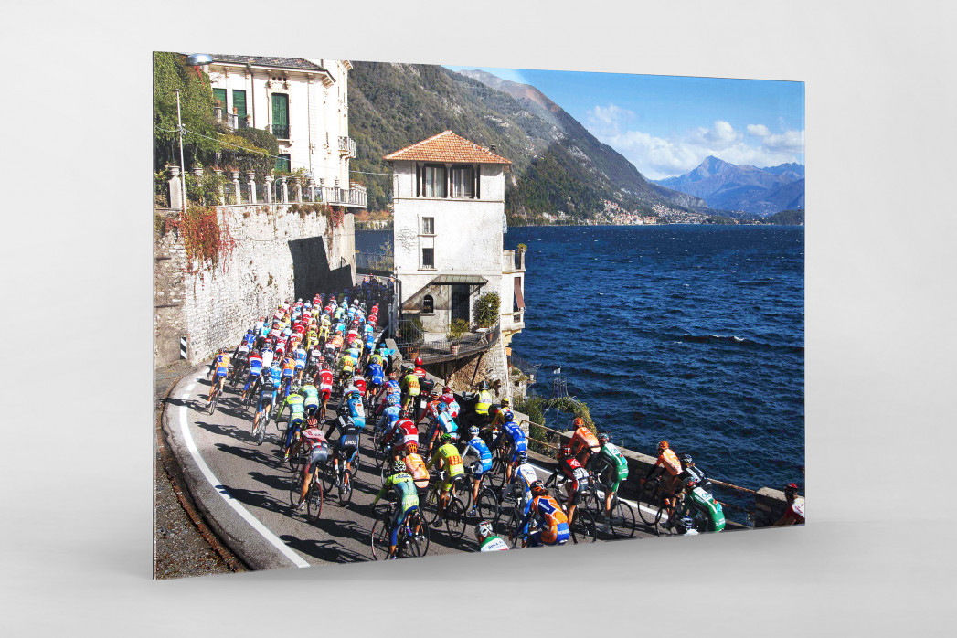 Hauptfeld und See bei Lombardei-Rundfahrt als Direktdruck auf Alu-Dibond hinter Acrylglas