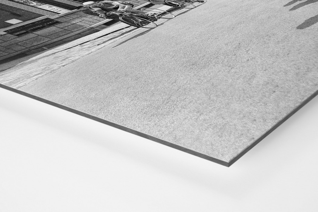 Vorbei am Postamt bei Paris-Roubaix als auf Alu-Dibond kaschierter Fotoabzug (Detail)