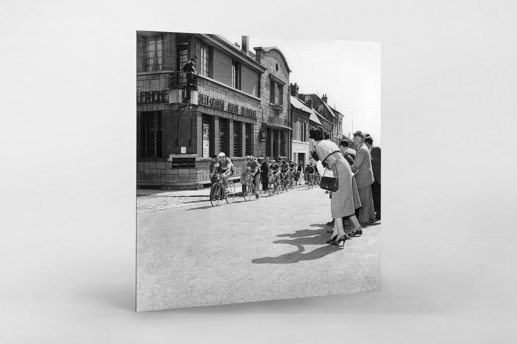 Vorbei am Postamt bei Paris-Roubaix als auf Alu-Dibond kaschierter Fotoabzug