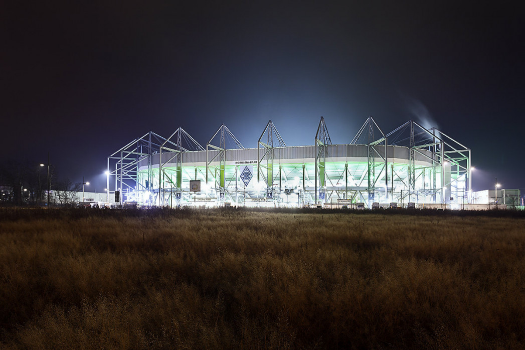 Borussia Park bei Flutlicht (Farbe) - 11FREUNDE BILDERWELT