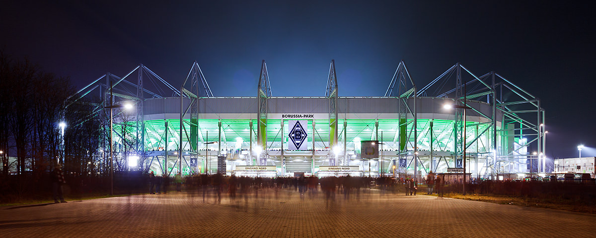 Borussia Park bei Flutlicht (Panorama) - Fußball Foto Wandbild - 11FREUNDE SHOP