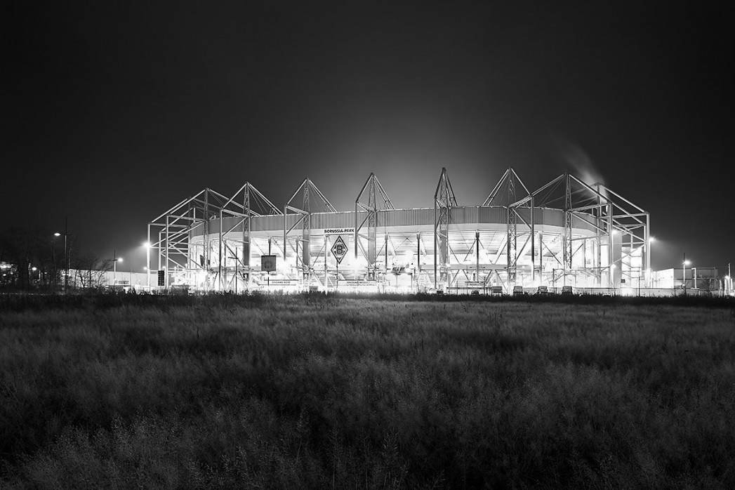 Borussia Park bei Flutlicht (schwarz/weiß) - 11FREUNDE BILDERWELT