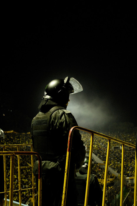 Police At The Stadium - Gabriel Uchida - 11FREUNDE BILDERWELT