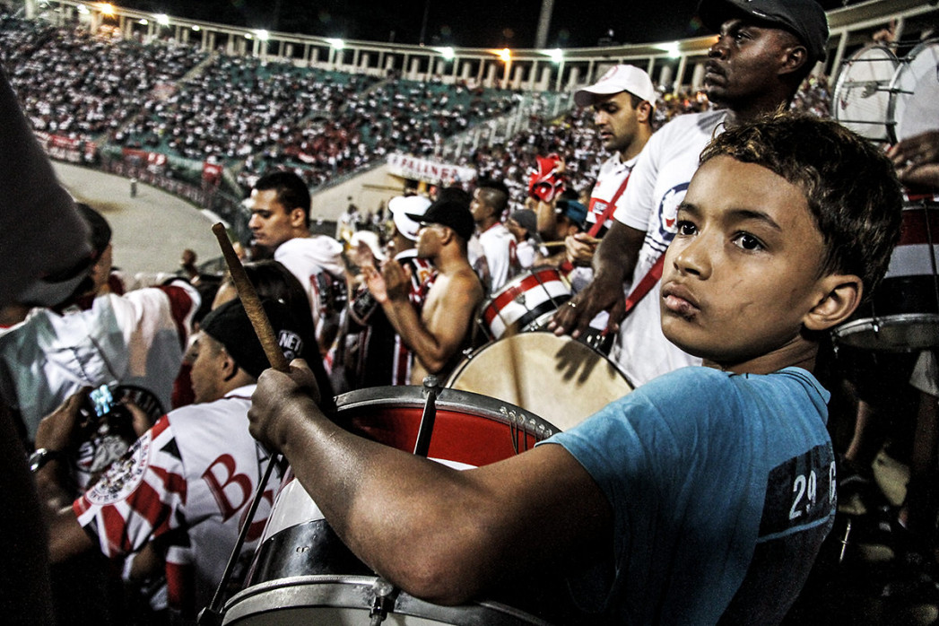 Young FC São Paulo Fan Playing Drums In The Stadium - Gabriel Uchida - 11FREUNDE BILDERWELT