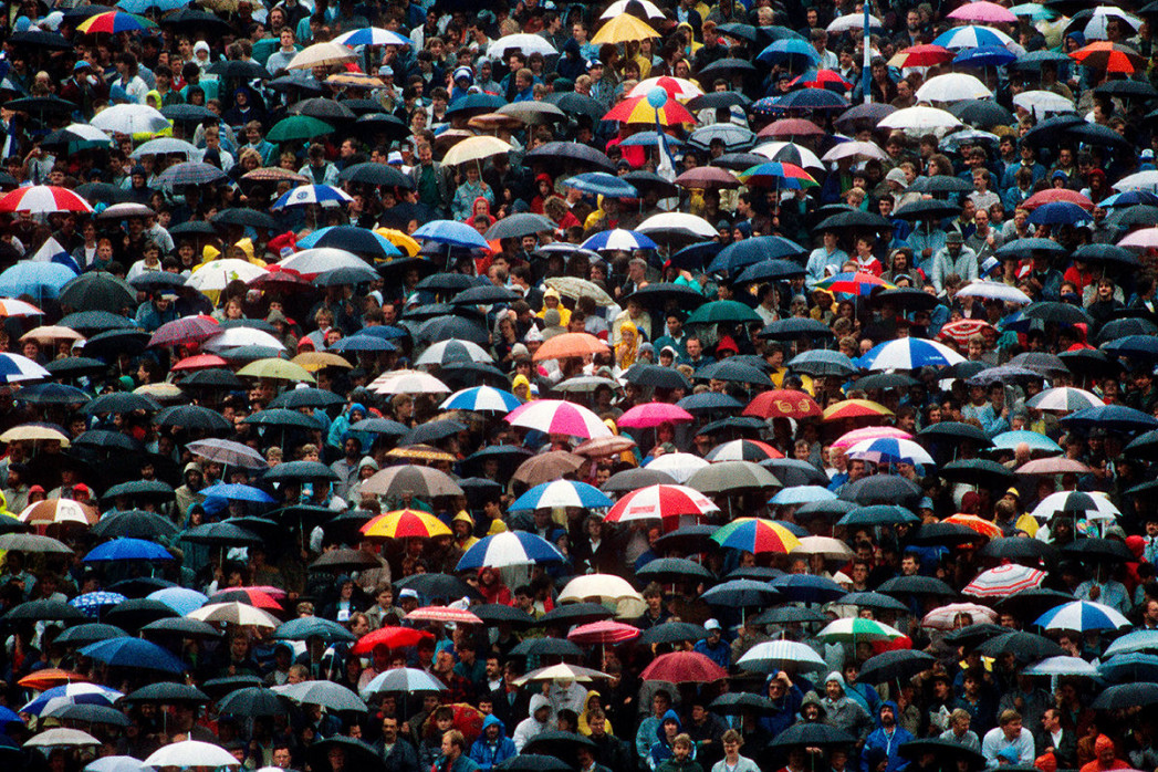 Regenschirme am Böllenfalltor - SV Darmstadt 98 - 11FREUNDE BILDERWELT