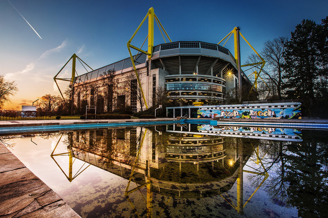 Blick auf den Signal Iduna Park (Farbe) - Fußball Foto Wandbild - 11FREUNDE SHOP