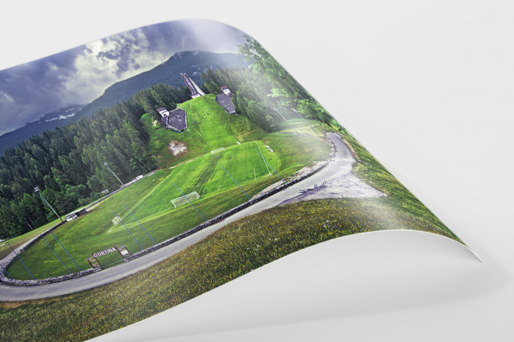 Fußballplatz an der Skisprungschanze - Foto als Wandbild