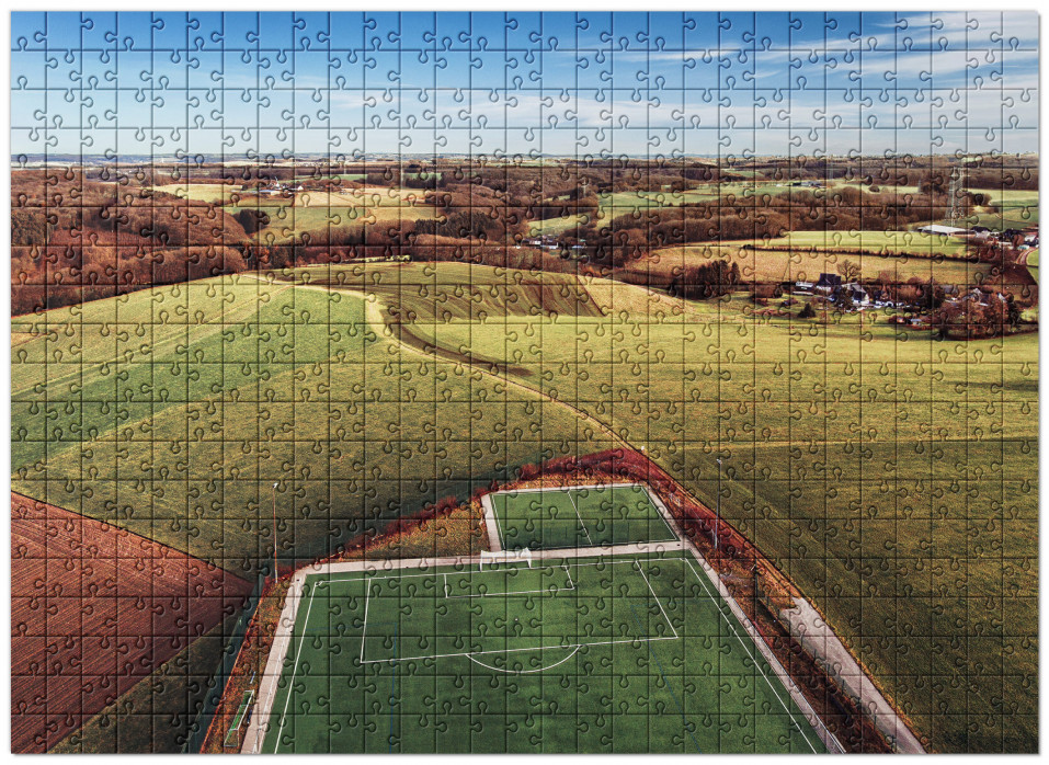 Puzzle: Fußballplatz in Feld-, Wald- und Wiesenlandschaft