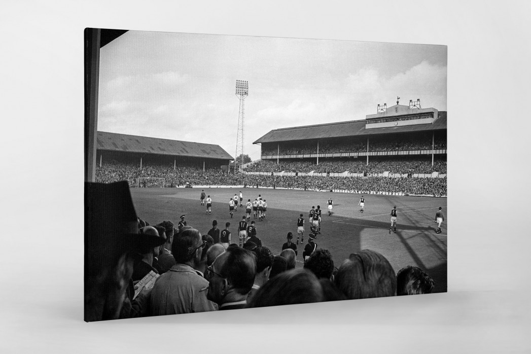 Einlaufen ins Stadion an der White Hart Lane - Tottenham Hotspur vs. Aston Villa