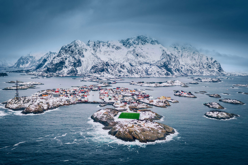 Fußballplatz auf den Lofoten bei Schnee - Die ganze Welt ist ein Spielfeld