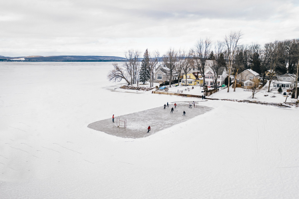 Wandbild: Eishockey im schneebedeckten Québec