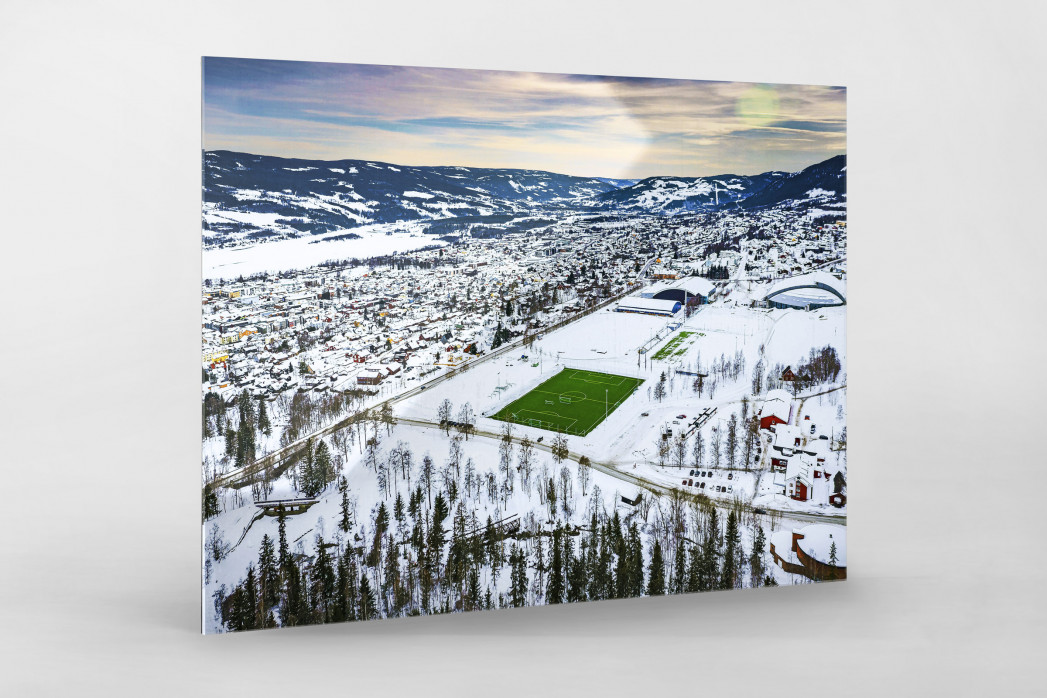 Grüne Oase in der Schneelandschaft von Lillehammer - Fußballplatz Foto als Wandbild