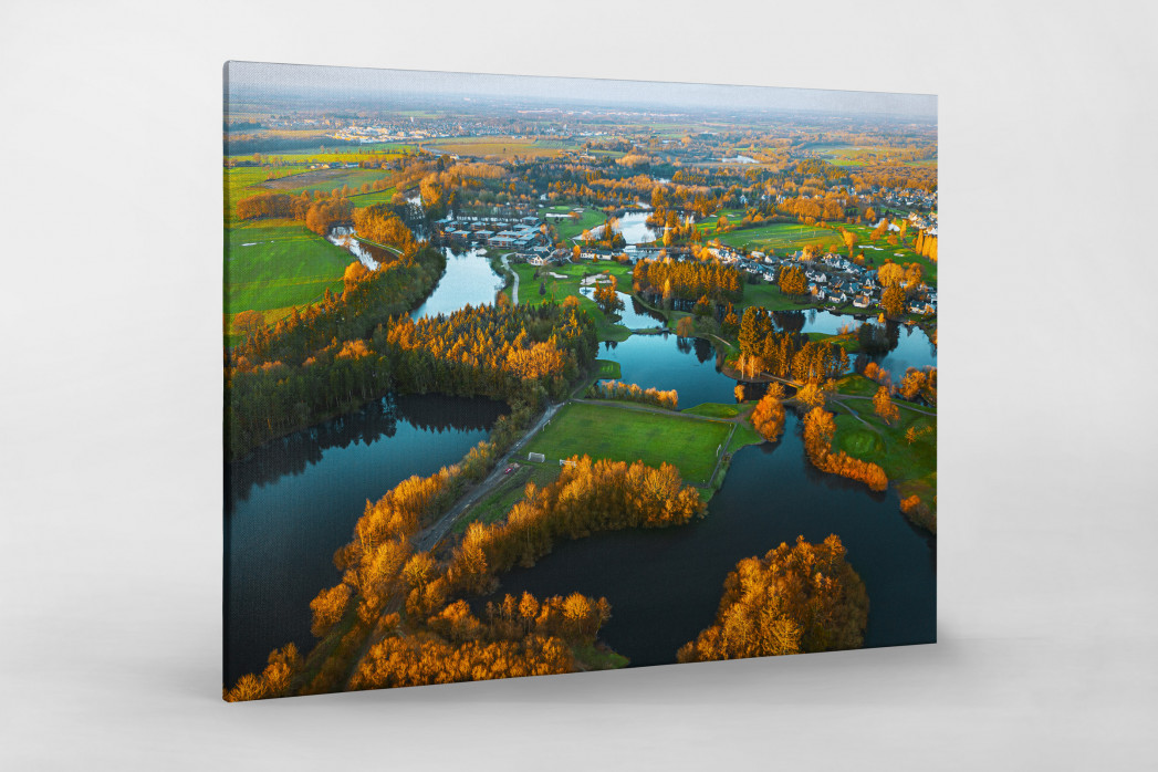 Fußballplatz in französischer Seenlandschaft - Foto als Wandbild