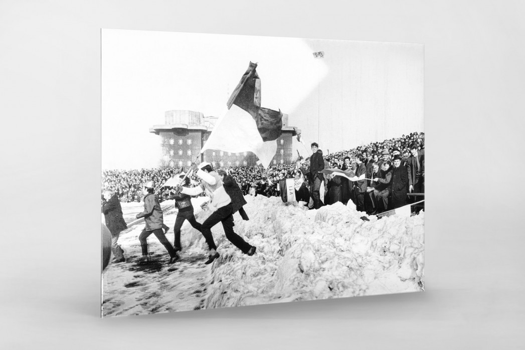Platzsturm im Schnee - Jubel Fans VfL Osnabrück beim FC St. Pauli
