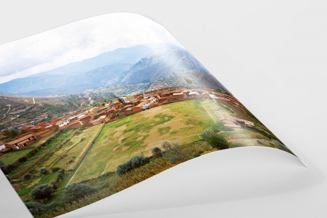 Fußballplatz in einem peruanischem Bergdorf - Wandbild Die ganze Welt ist ein Spielfeld