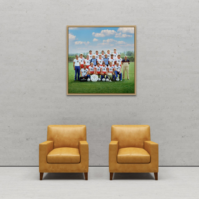 Wandbild: HSV 1983 - Mannschaftsfoto des Hamburger SV mit Meisterschale und Europapokal