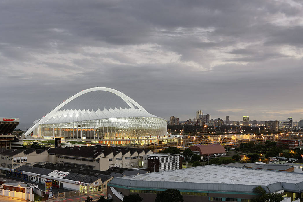 Moses-Mabhida-Stadion bei Dämmerung - 11FREUNDE BILDERWELT