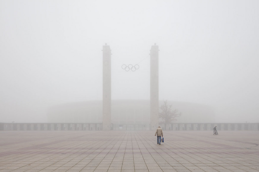 Nebel vor dem Olympiastadion - Fußball Wandbild - 11FREUNDE SHOP