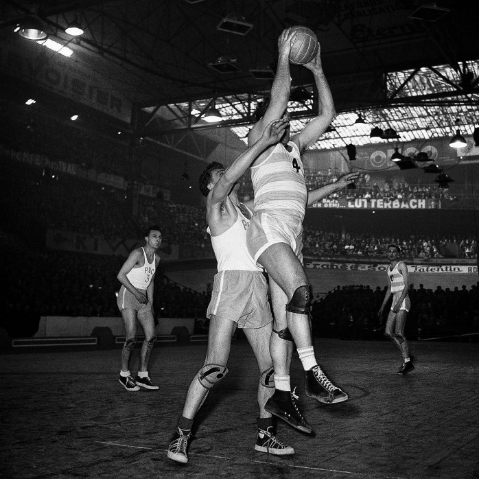 Basketball in Paris - Sport Fotografie als Wandbild - Basketball Foto - NoSports Magazin - 11FREUNDE SHOP