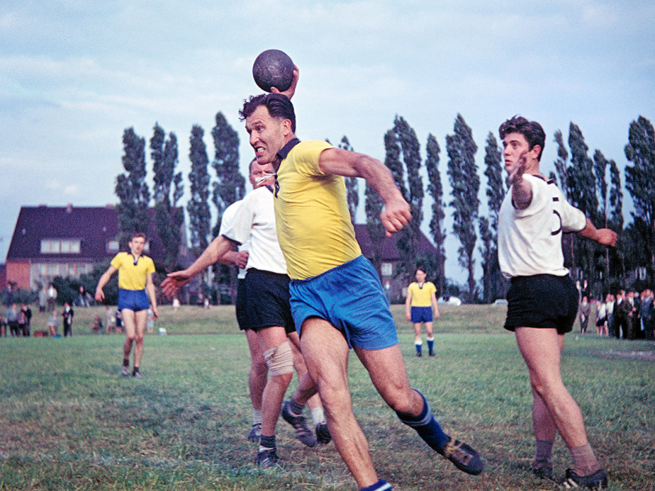 Feldhandball in den Sechzigern - Sport Fotografie als Wandbild - Handball Foto - NoSports Magazin 