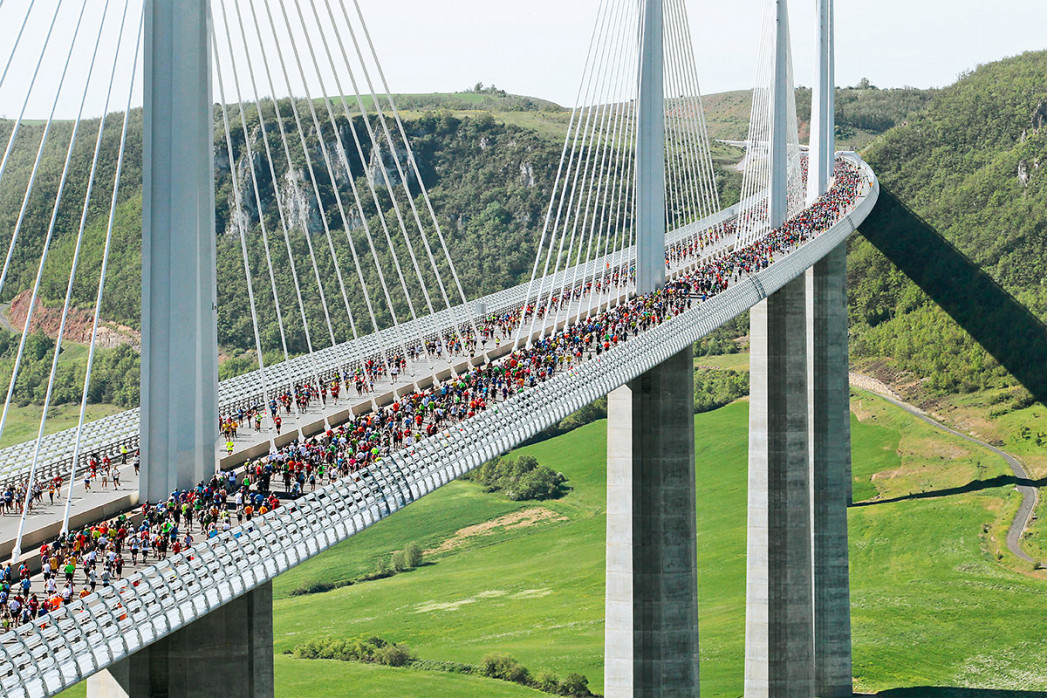 Marathon über die Brücke - Sport Fotografien als Wandbilder - Leichtathletik Foto - NoSports Magazin - 11FREUNDE SHOP