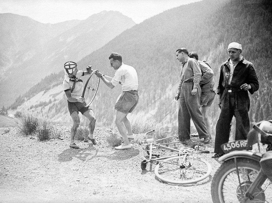 Reifenpanne bei der Tour 1947 - Sport Fotografien als Wandbilder - Radsport Foto - NoSports Magazin 