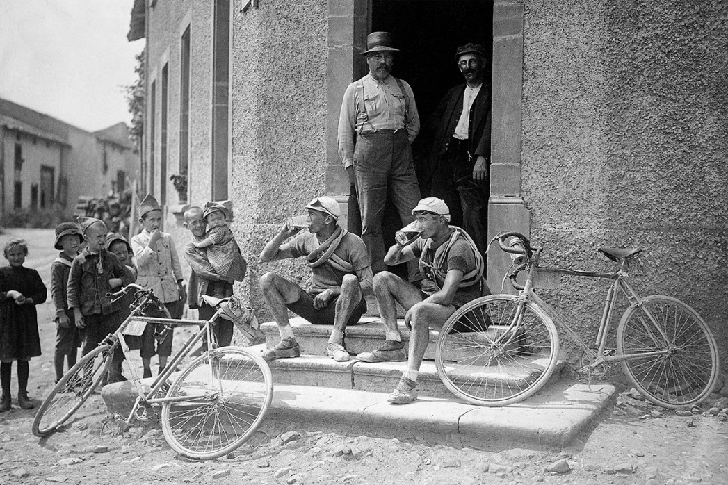 Ruhepause bei der Tour 1921 - Sport Fotografien als Wandbilder - Radsport Foto - NoSports Magazin - 11FREUNDE SHOP