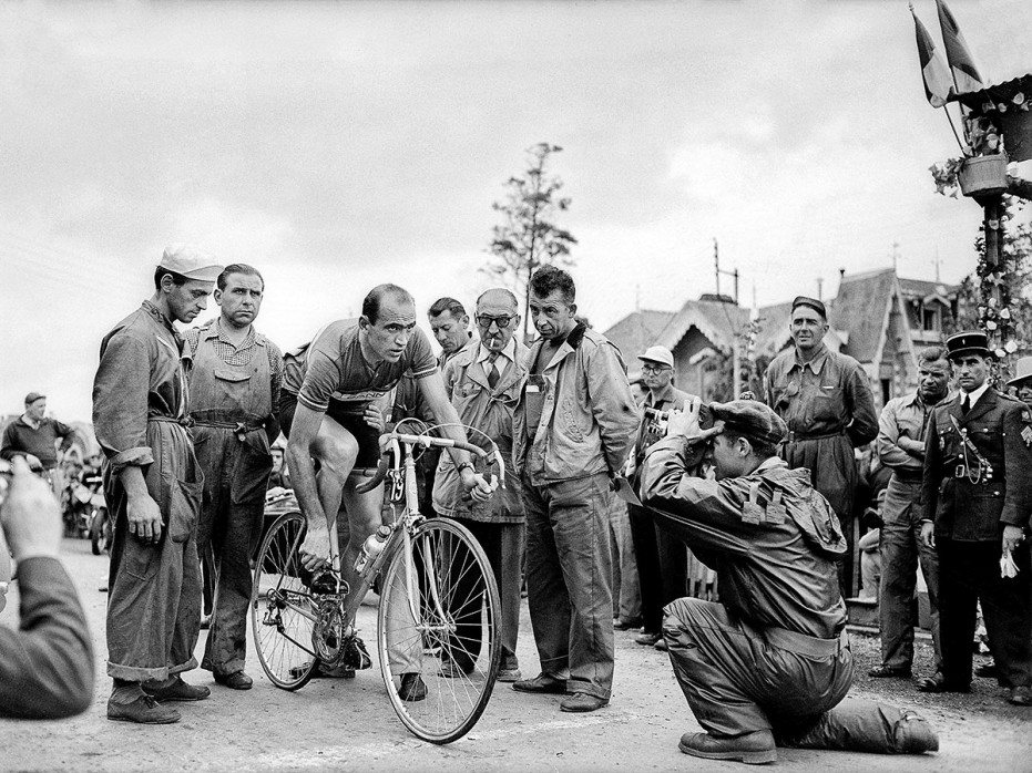 Vor der 7. Etappe bei der Tour 1951 - Sport Fotografie als Wandbild - Radsport Foto - NoSports Magazin 