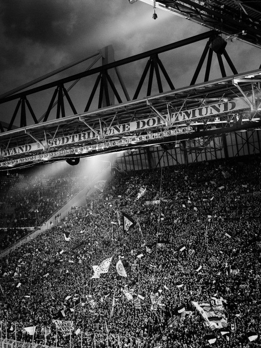 Gelbe Wand - Schwarzweiss (Hochformat 3) - Fußball Foto Wandbild - 11FREUNDE SHOP