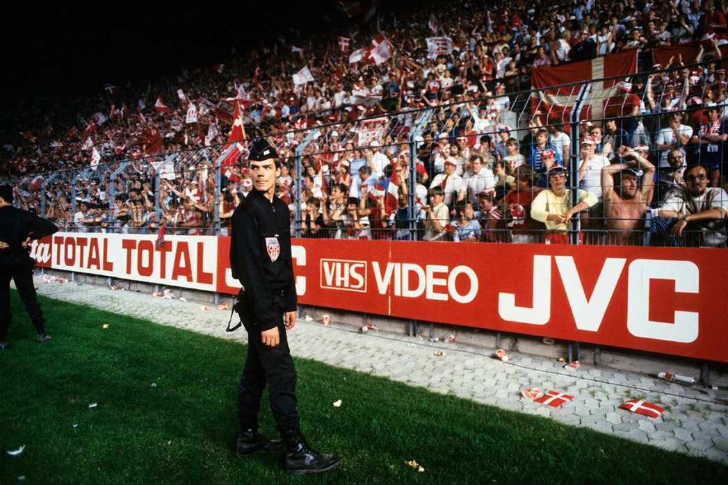 Polizist und dänische Fans - 11FREUNDE BILDERWELT