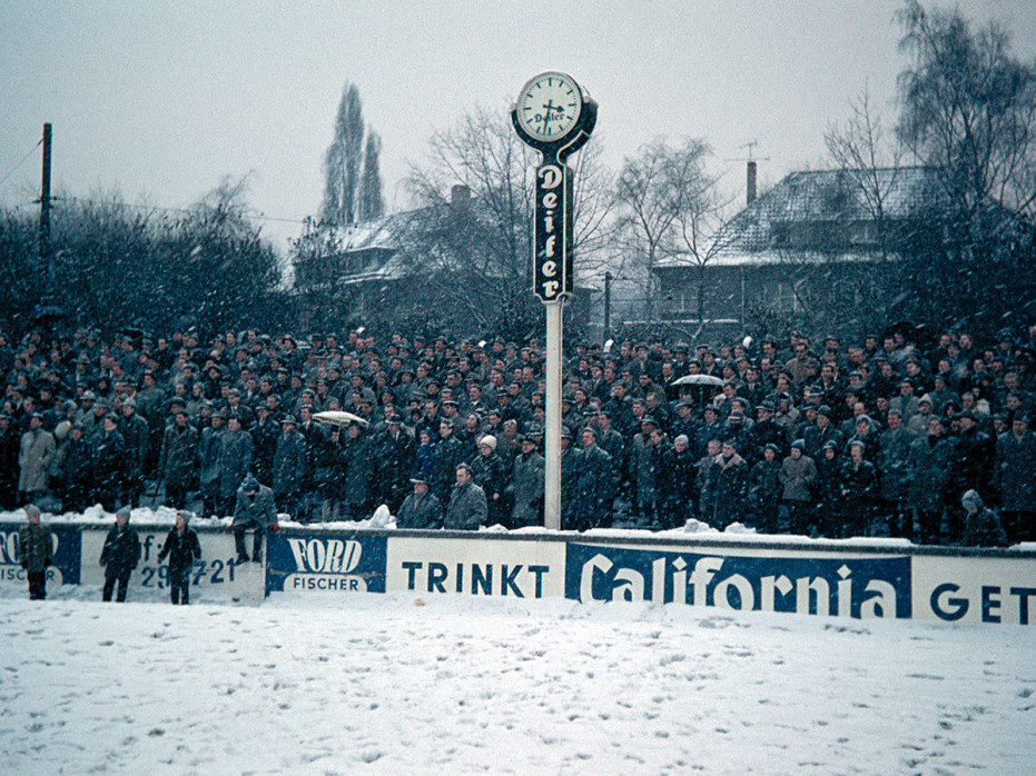 Schnee im Stadion am Uhlenkrug - 11FREUNDE SHOP - Fußball Foto Wandbild