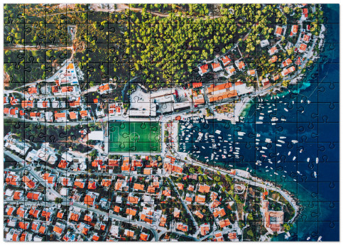 Puzzle: Fußballplatz an der kroatischen Adria