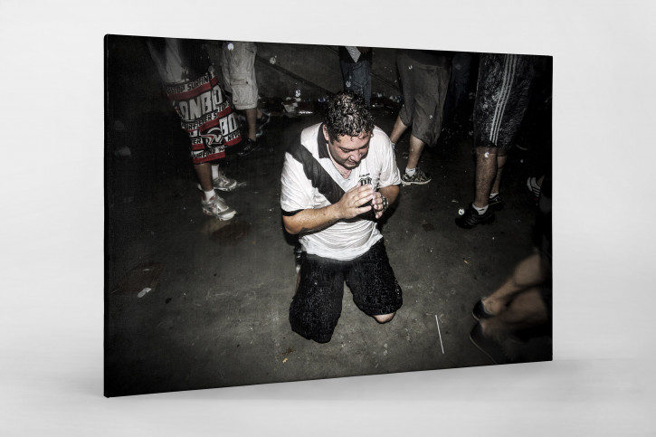 Ponte Preta Fan Praying And Crying - Gabriel Uchida - 11FREUNDE BILDERWELT