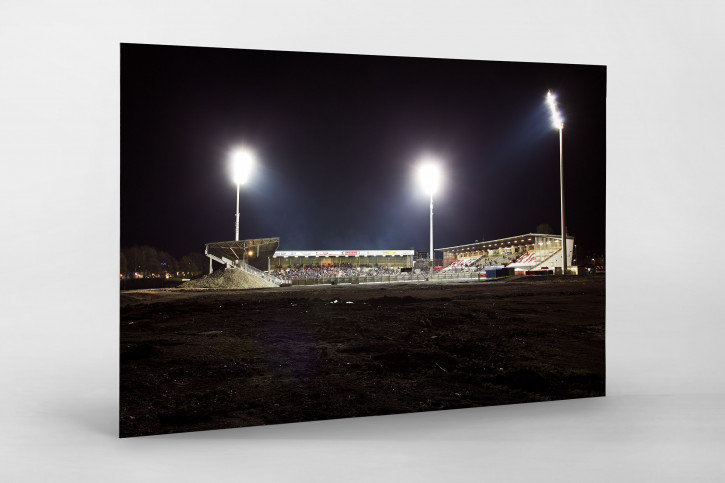 Das Georg-Melches-Stadion bei Flutlicht - 11FREUNDE BILDERWELT