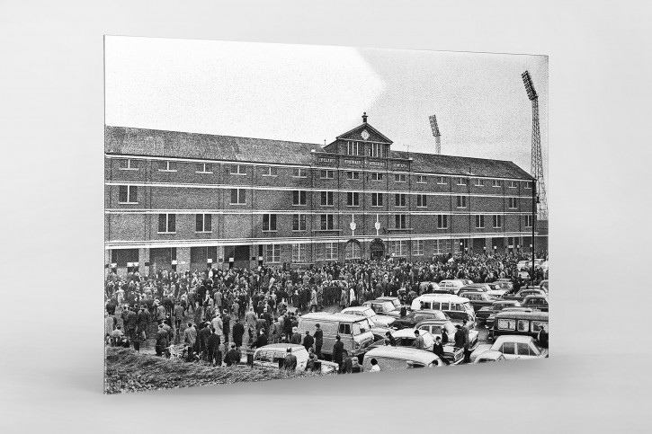 Vor dem Celtic Park - 11FREUNDE SHOP - Fußball Foto Wandbild