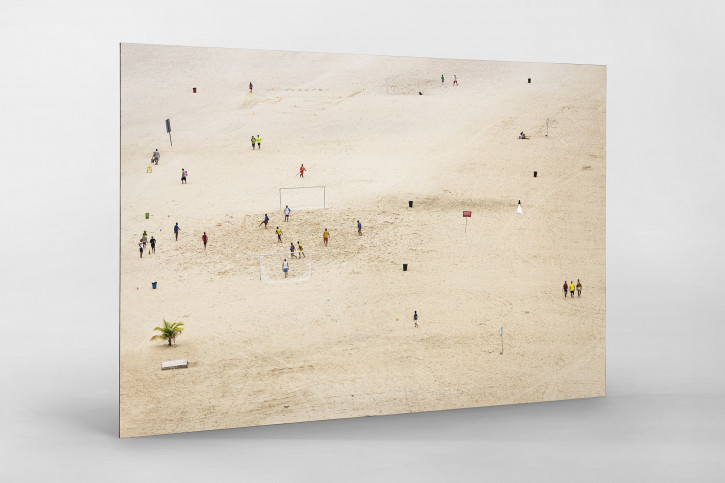 Kicken im Sand von Manaus - Fussball Wandbild - 11FREUNDE SHOP