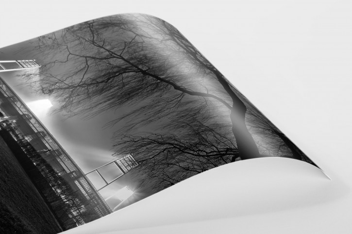 Weserstadion bei Flutlicht (Schwarzweiß-Hochformat) - Christoph Buckstegen Foto - 