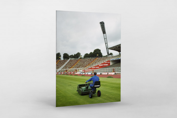 Greenkeeper im Volksparkstadion 1997 - Fußball Foto Wandbild - 11FREUNDE SHOP