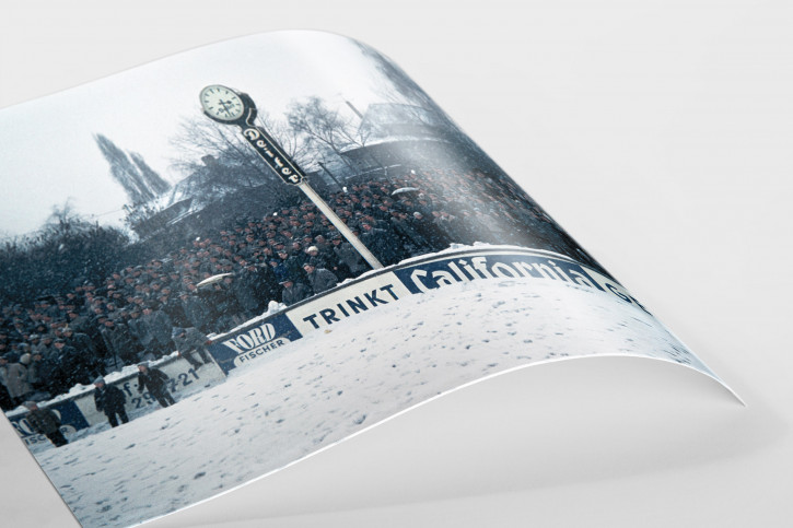 Schnee im Stadion am Uhlenkrug - 11FREUNDE SHOP - Fußball Foto Wandbild