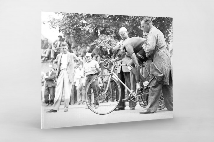 Festschnallen bei der Tour 1949 - Sport Fotografien als Wandbilder - Radsport Foto - NoSports Magazin 