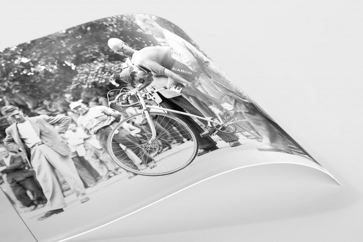 Festschnallen bei der Tour 1949 - Sport Fotografien als Wandbilder - Radsport Foto - NoSports Magazin 