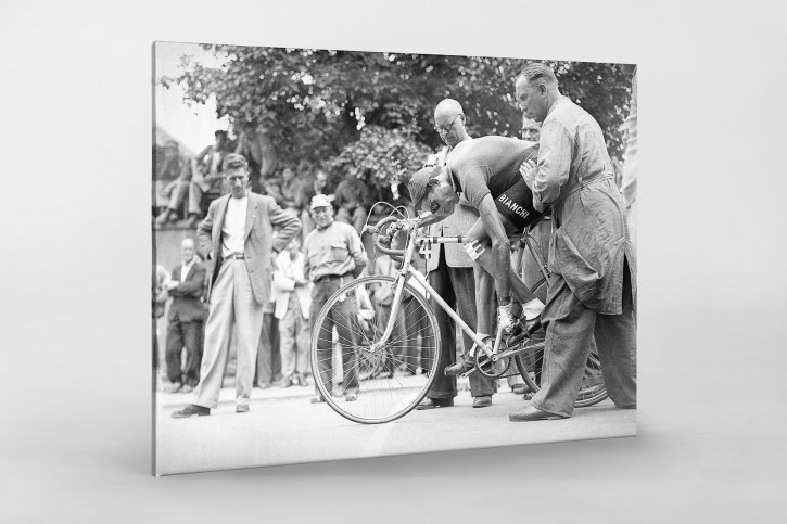Festschnallen bei der Tour 1949 - Sport Fotografien als Wandbilder - Radsport Foto - NoSports Magazin 