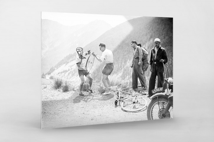 Reifenpanne bei der Tour 1947 - Sport Fotografien als Wandbilder - Radsport Foto - NoSports Magazin 