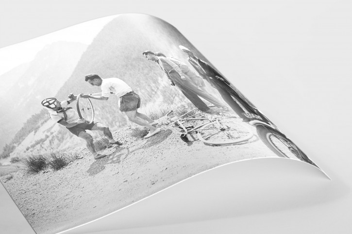 Reifenpanne bei der Tour 1947 - Sport Fotografien als Wandbilder - Radsport Foto - NoSports Magazin 