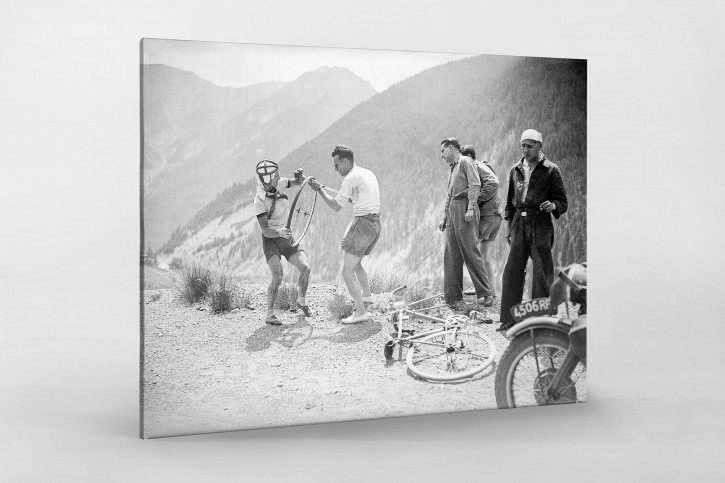 Reifenpanne bei der Tour 1947 - Sport Fotografien als Wandbilder - Radsport Foto - NoSports Magazin 