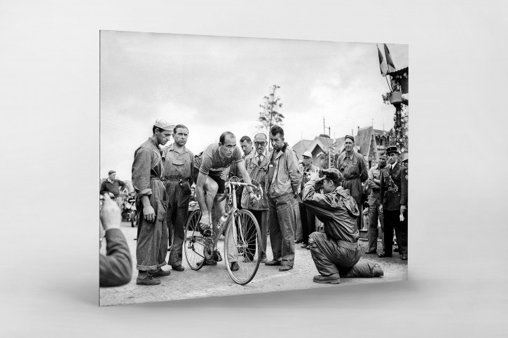 Vor der 7. Etappe bei der Tour 1951 - Sport Fotografie als Wandbild - Radsport Foto - NoSports Magazin 