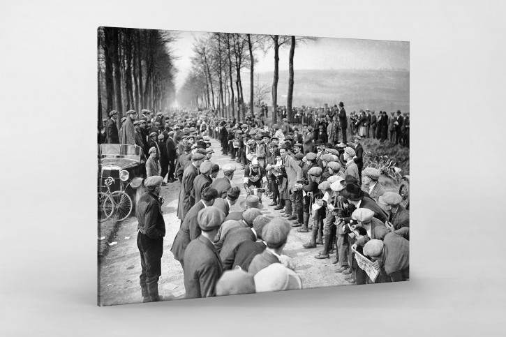 Schaulustige bei Paris-Roubaix  - Sport Fotografien als Wandbilder - Radsport Foto - NoSports Magazin 