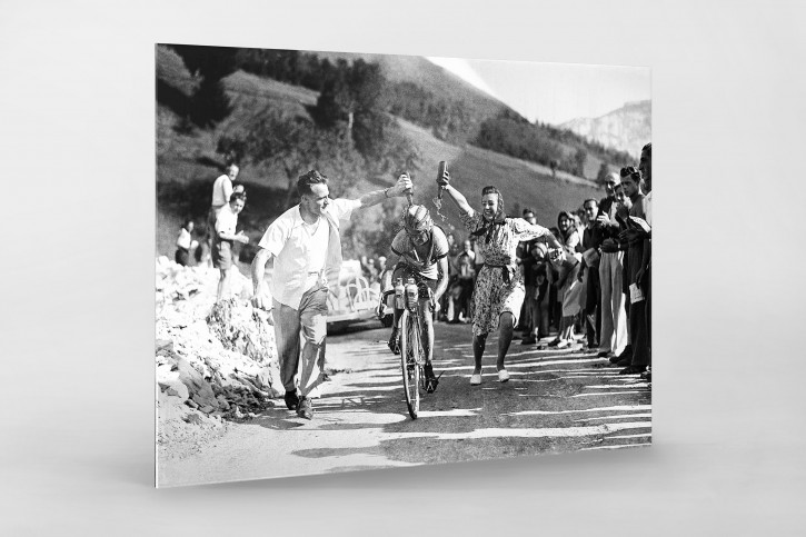 Zuschauer erfrischen bei der Tour 1947 - Sport Fotografie als Wandbild - Radsport Foto - NoSports Magazin 