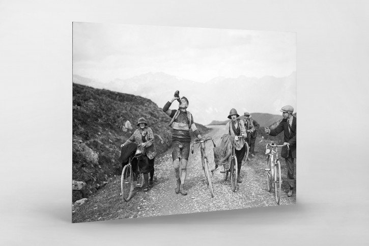 Trinkpause bei der Tour 1927 - Sport Fotografien als Wandbilder - Radsport Foto - NoSports Magazin 