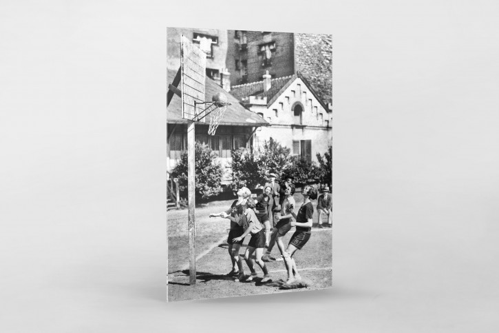 Basketball spielende Mädchen 1929 - Sport Fotografien als Wandbilder - Basketball Foto - NoSports Magazin - 11FREUNDE SHOP